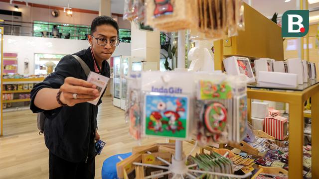 Foto: Berburu Merchandise Piala Dunia U-17 2023 di Kota Surabaya