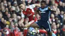Gelandang Middlesbrough, Adama Traore, berebut bola dengan bek Arsenal, Laurent Koscielny, pada laga Premier League di Stadion Emirates, London, Sabtu (22/10/2016). (Reuters/Hannah McKay)