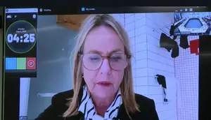 Pejabat Selandia Baru Pancing Tawa Saat Ikut Rapat dari Kamar Mandi