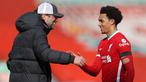 Sejak ditangani Jurgen Klopp, Trent Alexander-Arnold hampir tak tergantikan di posisinya sebagai seorang bek kanan. Jebolan akademi Liverpool itu tercatat telah tampil sebanyak 200 kali dengan menciptakan 12 gol dan 55 assist. Saat ini, ia berumur 25 tahun. (AFP/Pool/Clive Brunskill)