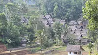 Sejak puluhan tahun lalu, Kampung Naga yang terletak di Kota Tasikmalaya sangat dikenal wisatawan karena keunikannya.