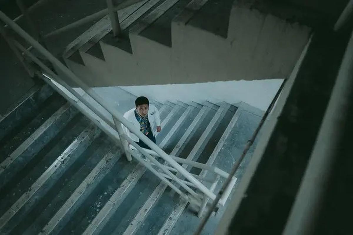 10 Potret Iqbaal Ramadhan di Promo Film Perayaan Mati Rasa, Rambut Buzzcut Curi Perhatian