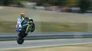 Pebalap Italia, Valentino Rossi, melakukan wheelie saat sesi latihan MotoGP serie Ceko di Sirkuit Brno, Ceko. (Michal Cizek)