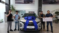 Head of Regional Sales HMID Budi Darmawan (kiri) dan Managing Director Andalan Motor Raynaldi Setiawan (kanan) menyerahkan secara simbolis hadiah SUV Creta kepada 2 pemenang, 4/8/2022 (Istimewa)