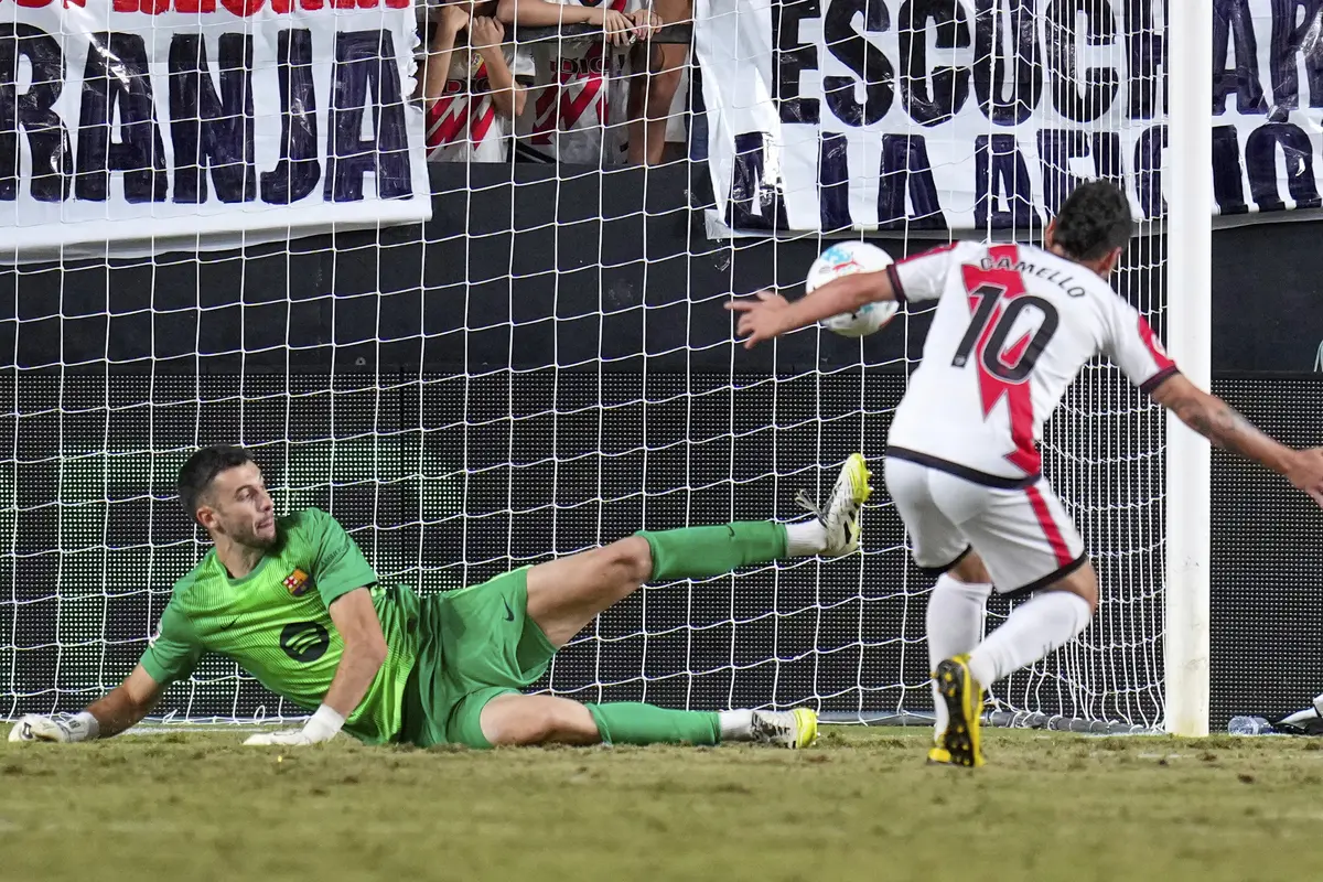 Kiper Barcelona, Joan Garcia, melakukan penyelamatan dari tembakan pemain Rayo Vallecano, Sergio Camello