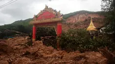 Kerusakan yang disebabkan tanah longsor di desa Thalphyugone di kota Paung, negara bagian Mon (9/8/2019). Tanah longsor yang disebabkan oleh hujan lebat menewaskan sedikitnya 13 orang dan melukai puluhan lainnya di Myanmar timur. (AFP Photo/Chit Ko Lin)