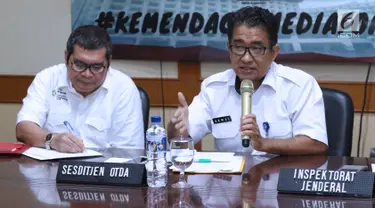 Sesditjen Otda Kemendagri, Akmal Malik (kanan) memberi keterangan terkait masalah penghentian pelayanan publik di 12 kecamatan dan 56 kelurahan di Kota Bekasi, Jawa Barat pada Jumat (27/7) lalu di Jakarta, Rabu (1/8). (Liputan6.com/Helmi Fithriansyah)