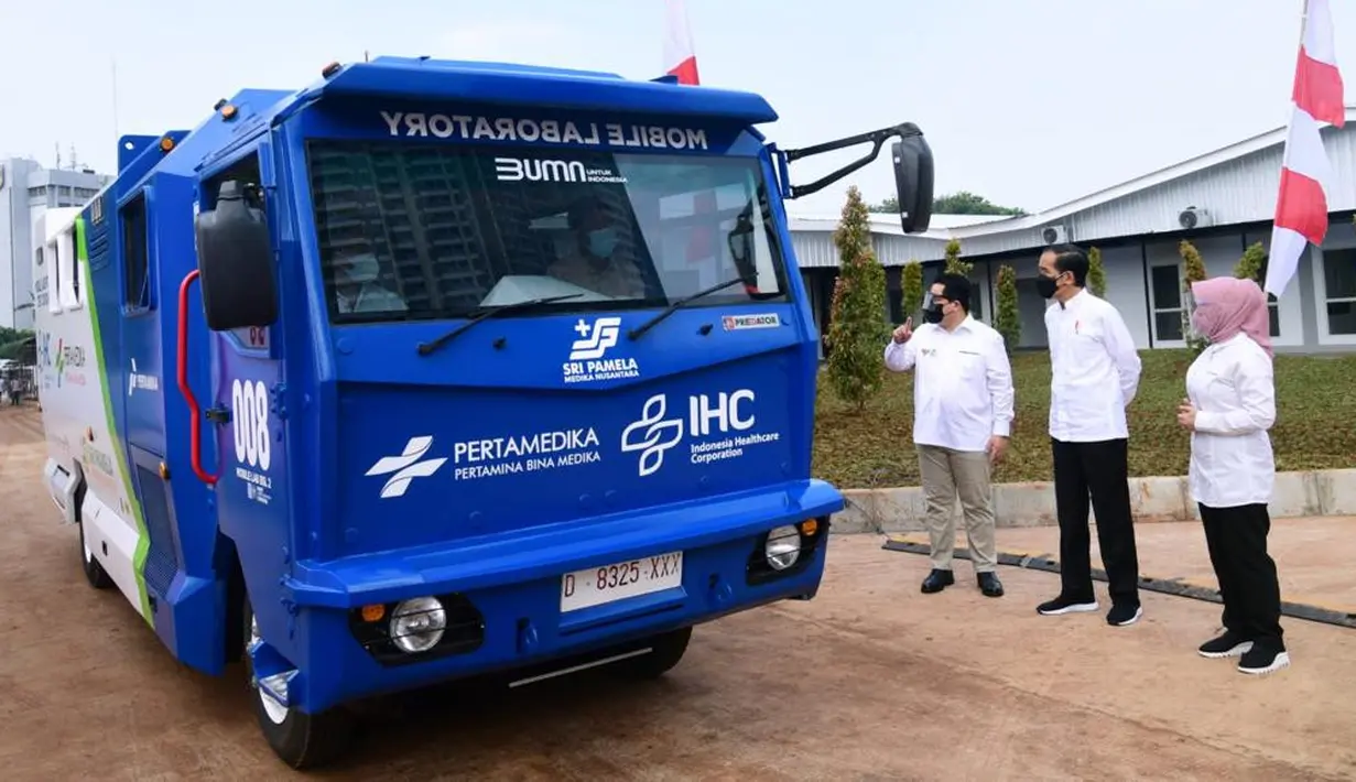 Presiden Joko Widodo didampingi oleh Menteri BUMN Erick Thohir dan Direktur Utama Pertamina Nicke Widyawati melihat mobile laboratory yang dimiliki Rumah Sakit (RS) Modular Pertamina yang berlokasi di Tanjung Duren, Jakarta, pada Jumat (6/8/2021). (Dok. Biro Pers Sekretariat Presiden)