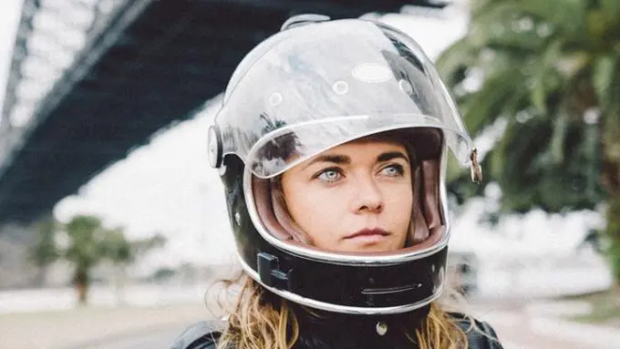 Ilustrasi memakai helm. (Photo by Kevin Wolf on Unsplash)