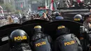 Aparat Kepolisian terus memukul mundur pendukung Prabowo yang telah kocar-kacir akibat gas air mata dan semprotan air, Jakarta, Kamis (21/8/2014) (Liputan6.com/Miftahul Hayat) 