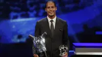 Bek Liverpool Virgil van Dijk memegang piala penghargaan Pemain Terbaik Eropa 2018-2019 selama undian babak grup di Grimaldi Forum, Monako, Kamis (29/8/2019). Virgil van Dijk berhasil mengungguli Lionel Messi dan Cristiano Ronaldo. (AP Photo/Daniel Cole)