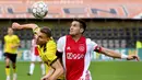 Striker Ajax Amsterdam, Dusan Tadic, berebut bola dengan pemain VVV-Venlo, Tobias Pachonik, pada laga Eredivisie di Stadion De Koel, Minggu (25/10/2020). Ajax Amsterdam menang dengan skor 13-0. (AFP/Olaf Kraak)