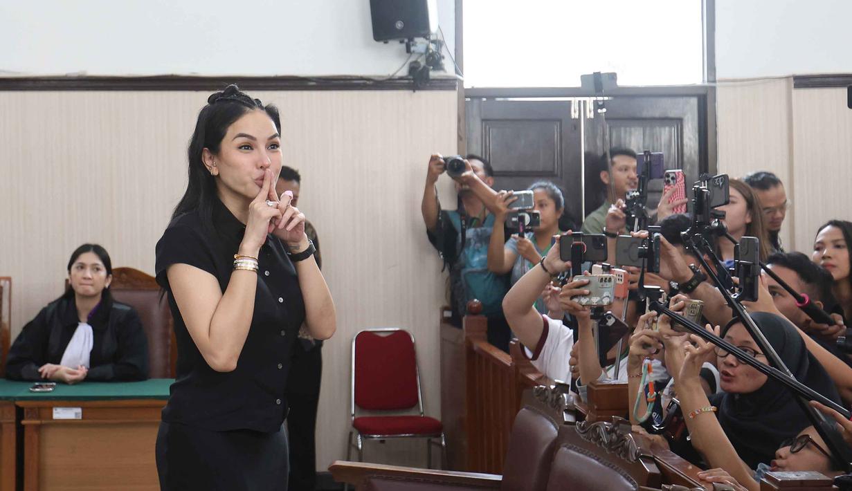 Terdakwa kasus pemerasan dan Tindak Pidana Pencucian Uang (TPPU), Nikita Mirzani menjawab pertanyaan pewarta usai mengikuti sidang pembacaan putusan di Pengadilan Negeri Jakarta Selatan, Selasa (28/10/2025). (Kapanlagi.com/Budy Santoso)