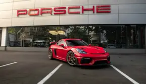 Mobil Porsche di China Viral Usai Pajang 90 Wajah Anak Hilang