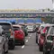 Sejumlah kendaraan pemudik terjebak kemacetan ketika hendak memasuki Gerbang Tol Cikampek Utama, Jawa Barat, Sabtu (30/4/2022). Pada H-2 Lebaran ini, sejumlah rekayasa lalu lintas masih diberlakukan di ruas tol trans jawa baik sistem contraflow hingga one way guna mengatasi kepadatan lalulintas. (Liputan6.com/Herman Zakharia)