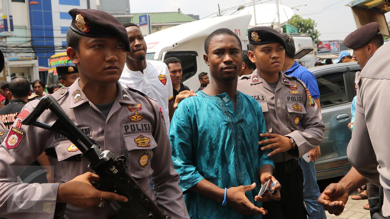20160129-Jumat Mencekam, BNN dan Polisi Bersenjata Tangkap Belasan WNA-Jakarta