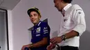 Pembalap tim Yamaha, Valentino Rossi dengan menggunakan kruk menghadiri konferensi pers MotoGP Aragon 2017 di Sirkuit MotorLand, Spanyol, Kamis (21/9). Rossi dinyatakan bisa ambil bagian dalam MotoGP Aragon 2017 pada akhir pekan ini. (JAVIER SORIANO/AFP)