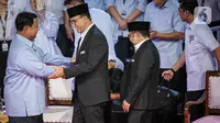 Calon dengan nomor urut 1, Anies Rasyid Baswedan (kedua kiri) menyalami calon presiden 2024 dengan nomor urut 2, Prabowo Subianto. (Liputan6.com/Faizal Fanani)