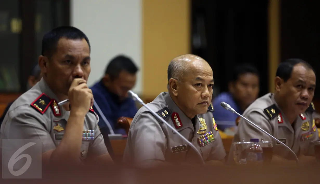 Kapolda Riau Brigjen Pol Zulkarnaen (kiri) bersama dua Mantan Kapolda Riau Irjen Pol Dolly Bambang Hermanto dan Brigjen Pol Suprianto mengikuti Rapat Panja Pengawasan Kebakaran Hutan dan Lahan, Jakarta, Kamis (27/10). (Liputan6.com/Johan Tallo)