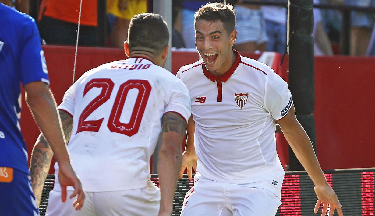 Pemain Sevilla asal Prancis, Wissam Ben Yedder (kanan) menjadi pemuncak klasemen top skor sementara Copa Del Rey dengan total 5 gol.  (EPA/Julio Munoz)