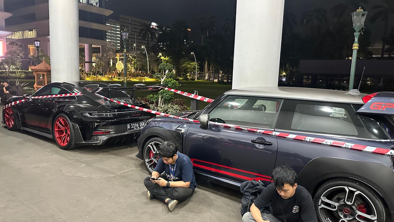 Kejagung Bak Showroom, Terparkir Mobil-Mobil Mewah Advokat Ariyanto Bakri
