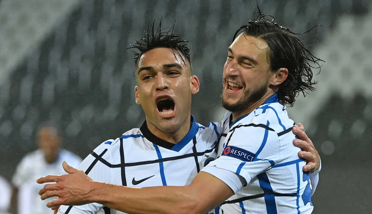 Pemain Inter Milan, Matteo darmian dan Lautaro Martinez, melakukan selebrasi usai mencetak gol ke gawang Borussia Moenchengladbach pada laga Liga Champions di Stadion Borussia Park, Rabu (2/12/2020). Inter Milan menang dengan skor 3-2. (AFP/ Ina Fassbender)