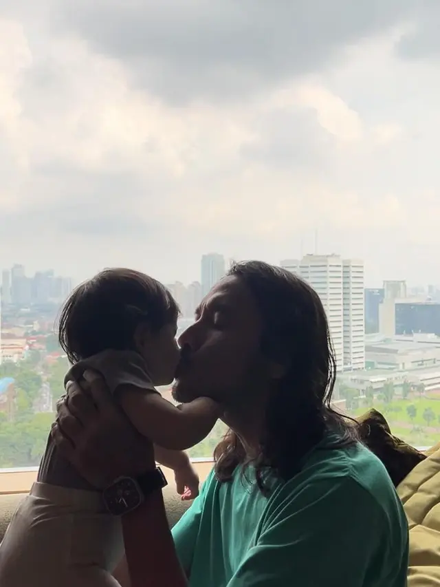 7 Potret Kebersamaan Marcello Tahitoe Bareng Buah Hati, Tampil Menggemaskan