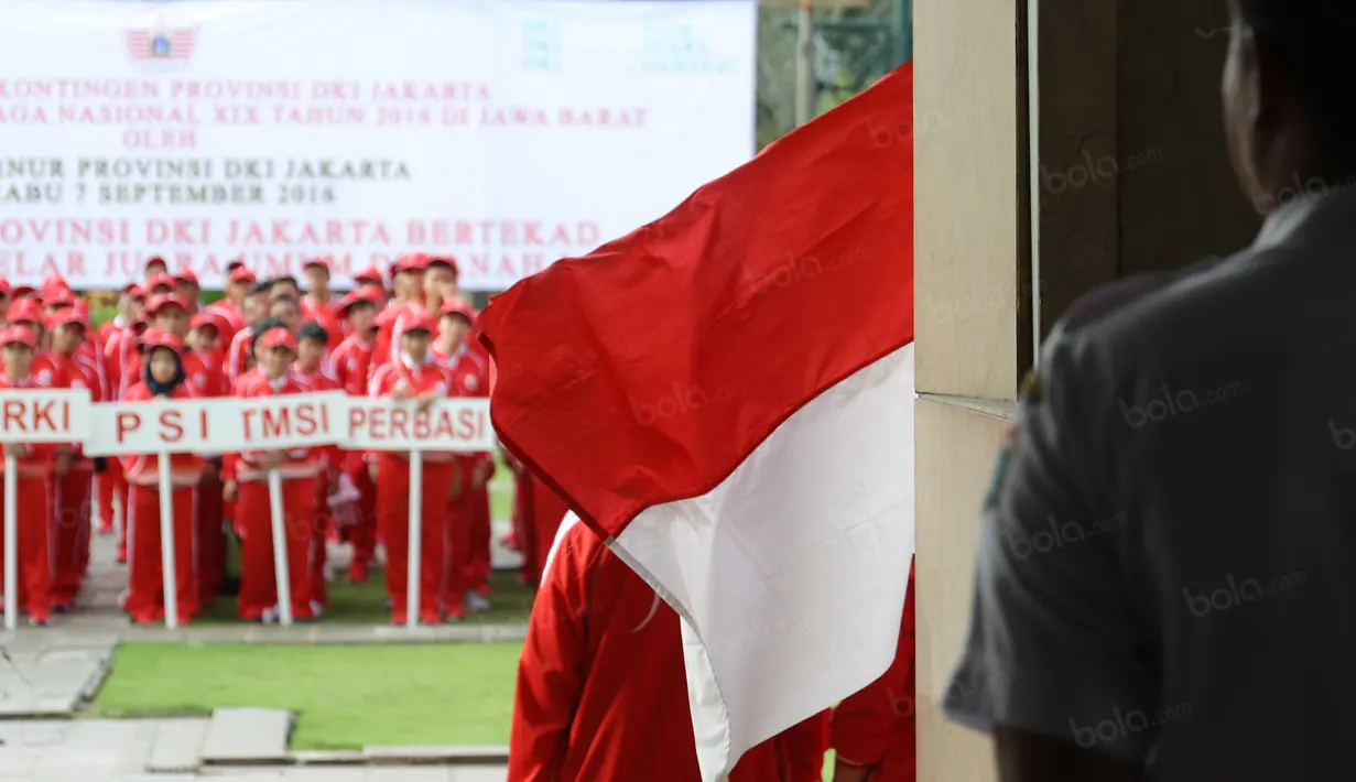 Kontingen DKI Jakarta untuk PON XIX Jawa Barat saat mengikuti pelepasan oleh Gubernur DKI, Basuki Tjhaja Purnama di Kantor Gubernur, Jakarta, Rabu (7/9/2016). (Bola.com/Nicklas Hanoatubun)