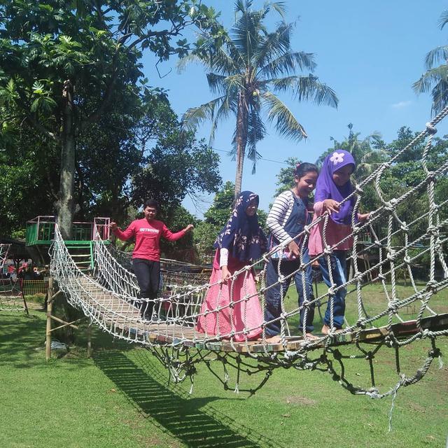 Bermain Main Di Kampung Main Cipulir Pilih Trampolin Atau