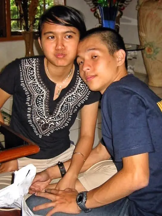 "Dasar ga jago bikin surprise2an, udah sok2an buking hotel yg @meiranastasia ga tau, eh malah keceplosan sendiri pas lagi ngobrol." tulis Ernest Prakasa. (Instagram/ernestprakasa)