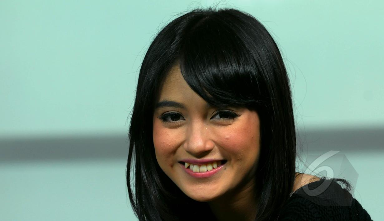 Gigi Gingsul Nabilah JKT48 Bikin Pria Kesengsem - Foto ...