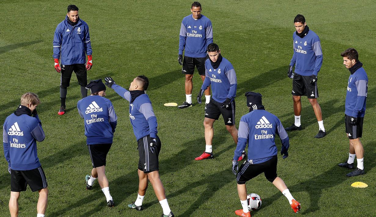 Para pemain Real Madrid, berlatih ringan di Valdebebas, Spanyol, Selasa (3/1/2017). Latihan ini merupakan yang pertama bagi Los Blancos di tahun 2017. (EPA/Chema Moya)