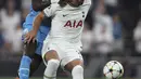 Bek Marseille, Eric Bailly berusaha merebut bola dari penyerang Tottenham, Harry Kane selama pertandingan  Grup D Liga Champions di stadion Tottenham Hotspur, di London, Inggris, Kamis (8/9/2022). Dengan kemenangan ini, Tottenham berada di peringkat kedua klasemen dengan 3 poin. (AP Photo/Ian Walton)