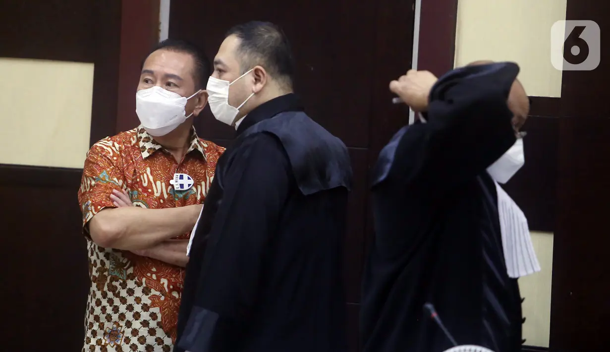 Terdakwa suap penghapusan nama terpidana perkara pengalihan hak tagih Bank Bali dari daftar red notice Polri Djoko Tjandra (kiri) saat menjalani sidang di PN Jakarta Timur, Jumat (11/12/2020). Djoko menyampaikan nota pembelaan atau pleidoi atas tuntutan JPU. (merdeka.com/Imam Buhori)