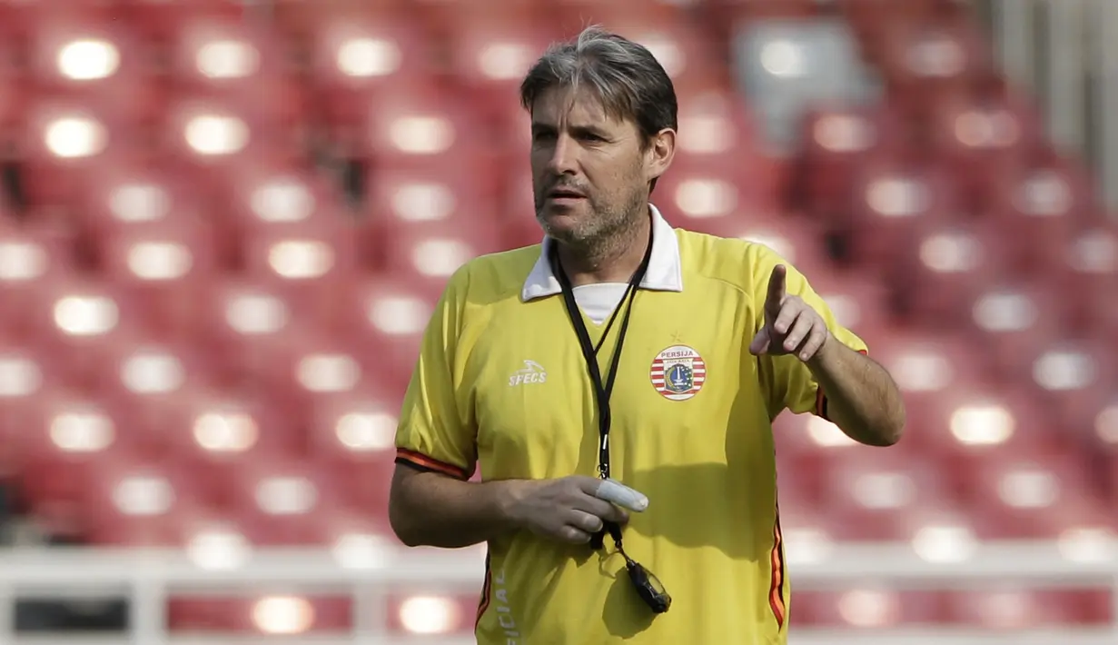 Pelatih Persija, Julio Banuelos, memberikan arahan kepada pemainnya saat latihan di SUGBK, Jakarta, Jumat (2/8). Jelang menghadapi Arema FC, Macan Kemayoran gelar latihan tertutup. (Bola.com/YoppyRenato)