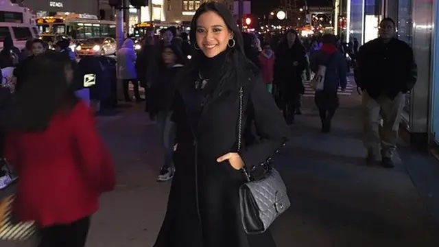 Manisnya Elvira Devinamira Pakai Baju Hangat