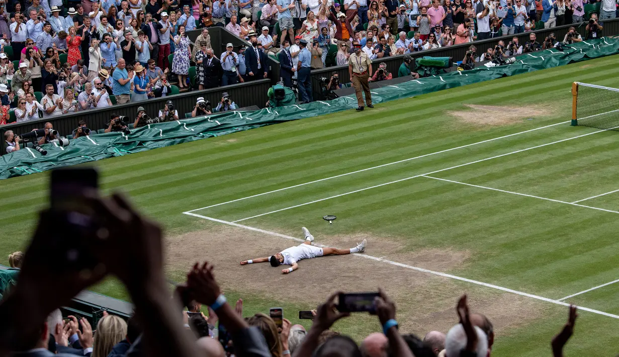 Novak Djokovic akhirnya kunci kemenangan di set keempat dengan skor 6-3. Walaupun sempat mendapatkan perlawanan sengit dari Berrettini sehingga skor menjadi tiga sama, namun kehebatan peraih gelar Juara Wimbledon enam kali itu tak bisa terbendung. (Foto: AFP/Pool/Florian Eisele)