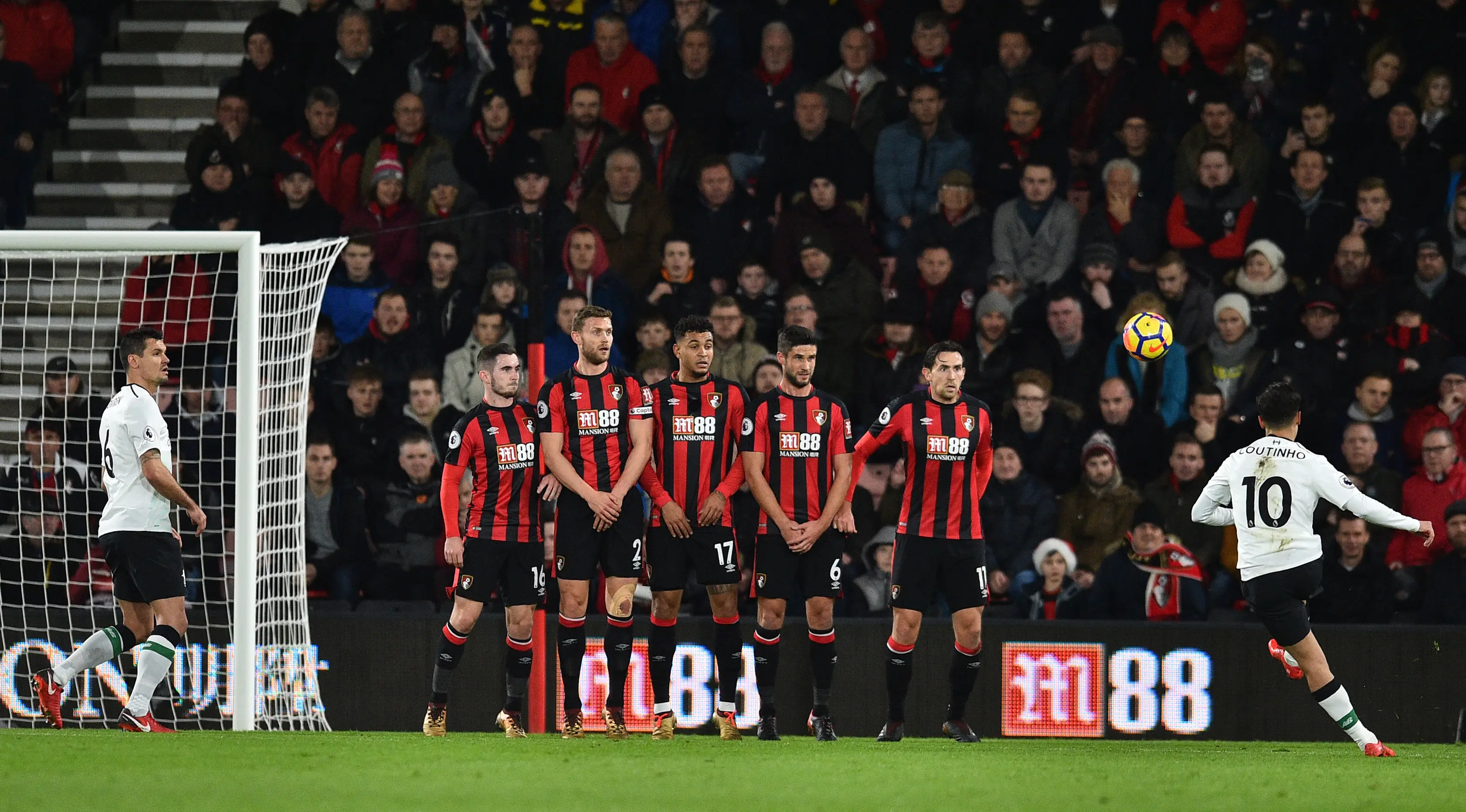 Gelandang Liverpool, Philippe Coutinho melepaskan tendangan ke gawang Bournemouth. Liverpool mencukur tuan rumah AFC Bournemouth empat gol tanpa balas. (AFP/Glyn Kirk)