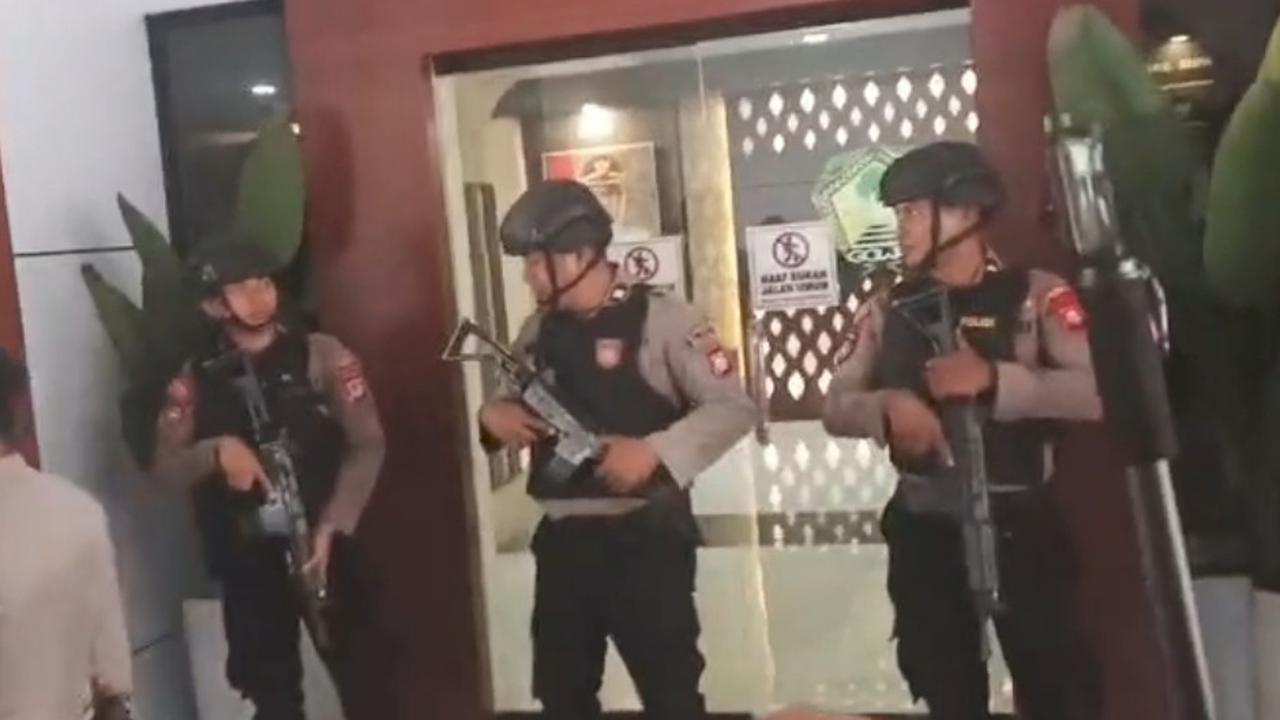 5 Jam Digeledah, Polisi Bawa 4 Boks dari Kantor Bupati Gowa
