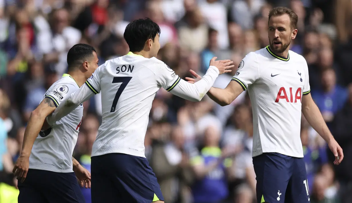 Striker Tottenham Hotspur, Harry Kane (kanan) merayakan gol yang dicetak Son Heung-min ke gawang Bournemouth pada laga Liga Inggris 2022/2023 di Tottenham Hotspur Stadium, London (15/4/2023). Peran Harry Kane di Tottenham Hotspur tak hanya piawai sebagai pencetak gol ulung, namun juga mampu menghadirkan assist untuk dimanfaatkan rekan-rekanya. Terikat kontrak hingga musim depan, Spurs telah membanderolnya 99 juta euro jika PSG meminatinya. (AP Photo/Ian Walton)
