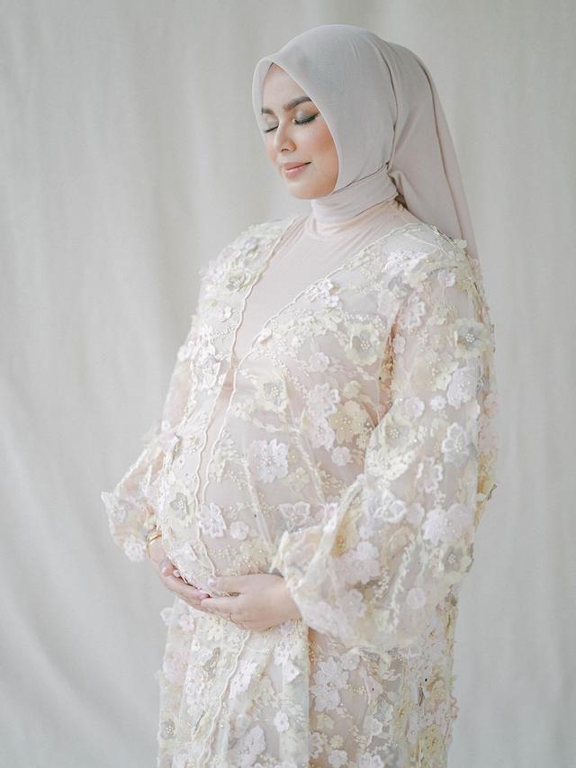 6 Potret Maternity Shoot Istri Megantara, Menawan dengan Baby Bump Besar