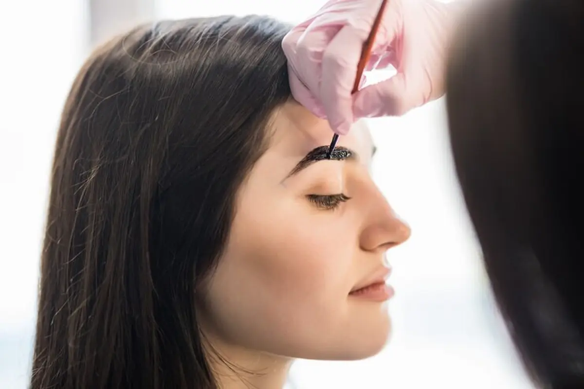 Memakai eyeliner untuk pensil alis