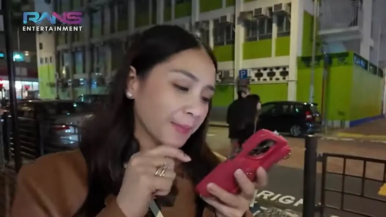 Nagita Slavina tampak sibuk memesan taksi online di Hong Kong