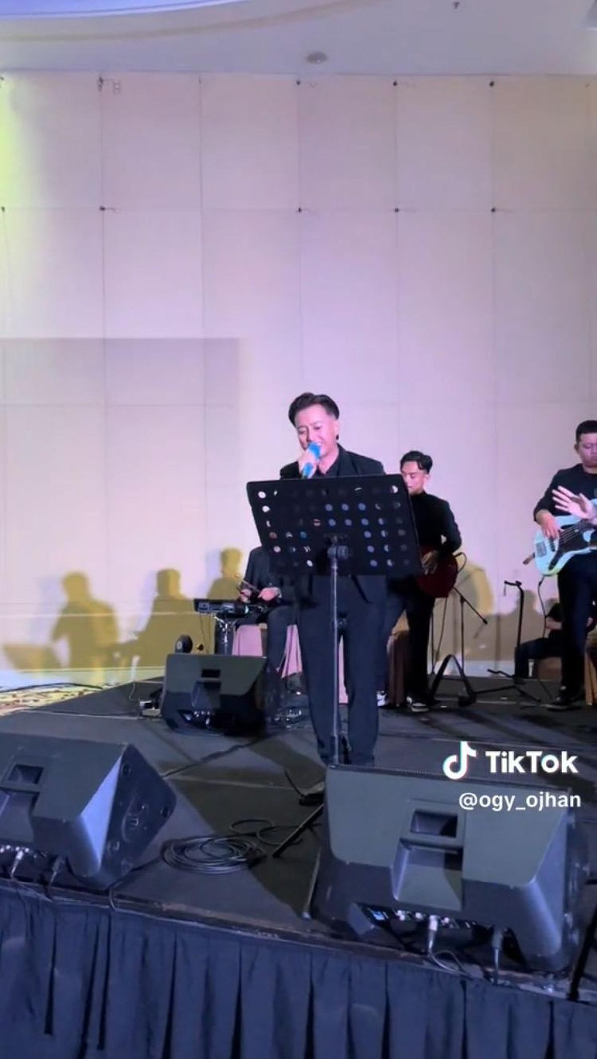 Dari akun tiktoknya, diketahui jika pria ini bekerja sebagai penyanyi di berbagai event seperti pernikahan. Tak hanya itu, ia juga seorang konten kreator. Ia kerap membuat video review barang untuk brand yang mengendorsenya.