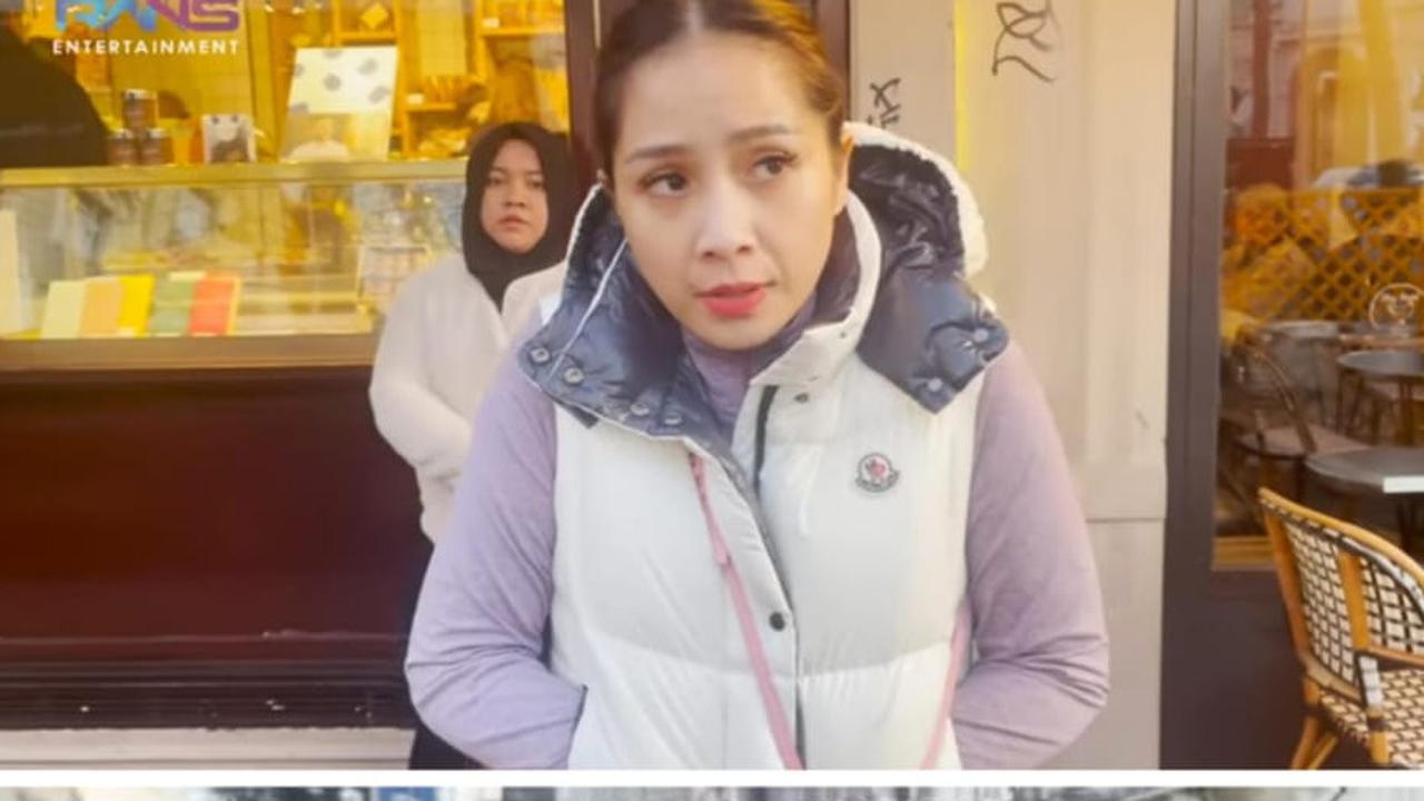 Makin Langsing, Potret Nagita Slavina Bahagia Bisa Pakai Baju Rafathar saat Jalan-jalan di London