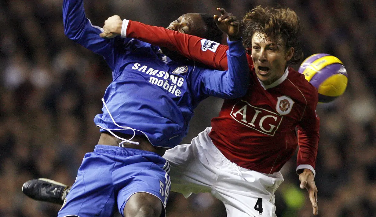 Gabriel Heinze. Bek tengah yang kini berusia 44 tahun dan telah pensiun pada Juli 2014 bersama Newell's Old Boys ini pernah berseragam Manchester United selama 3 musim. Ia didatangkan MU dari PSG pada awal musim 2004/2005 dengan nilai transfer 10 juta euro. Akibat rentan cedera serta kalah bersaing dengan Patrice Evra, ia meninggalkan Old Trafford pada akhir musim 2006/2007 menuju Real Madrid usai tampil dalam 83 laga di semua ajang dengan torehan 4 gol dan 4 assist. (AFP/Andrew Yates)