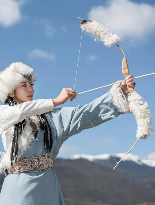 Setiap pose yang diabadikan oleh Kirana mengingatkan warganet dengan adegan-adegan di drama China. Suasana dataran tinggi dengan pemandangan gunung yang indah membuat hasil fotonya banjir pujian. (Liputan6.com/IG/@kiranalarasati)