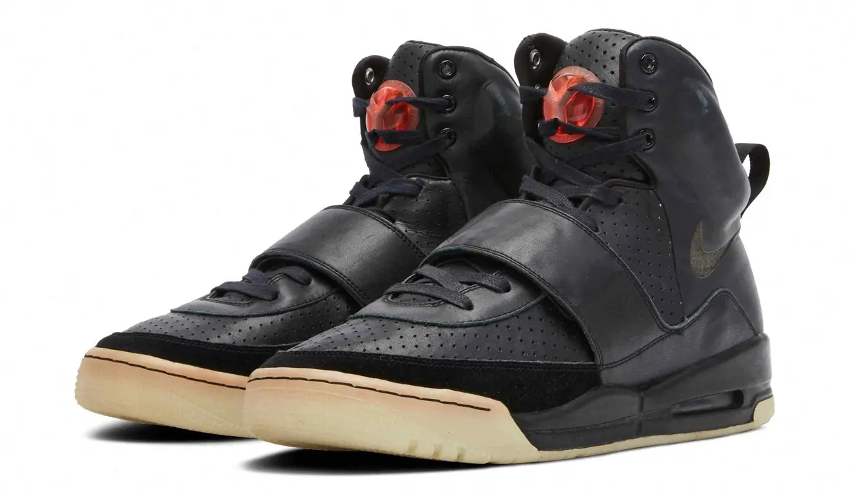 Foto selebaran milik Sotheby's menunjukkan sneakers Nike Air Yeezy 1 yang pernah dipakai rapper Kanye West selama Grammy Awards 2008. Yeezys high top hitam itu dikenakan oleh Kanye West selama Grammy Awards 2008 saat dia membawakan "Hey Mama" dan "Stronger." (HO/SOTHEBY'S/AFP)