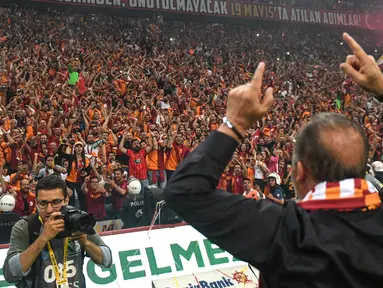 Pelatih Galatasaray Fatih Terim menyapa suporter saat merayakan gelar Liga Turki usai pertandingan melawan Istanbul Basaksehir di Turk Telekom Arena di Istanbul (19/5/2019). Galatasaray memastikan gelar liga Turki ke-22 usai mengalahkan Istanbul Basaksehir 2-1. (AFP Photo/Bulent Kilic)