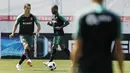 Striker Portugal, Cristiano Ronaldo, menendang bola saat latihan jelang laga putaran kedua Piala Dunia di Kratovo, Rusia, Selasa (19/6/2018). Portugal akan berhadapan dengan Maroko. (AP/Francisco Seco)